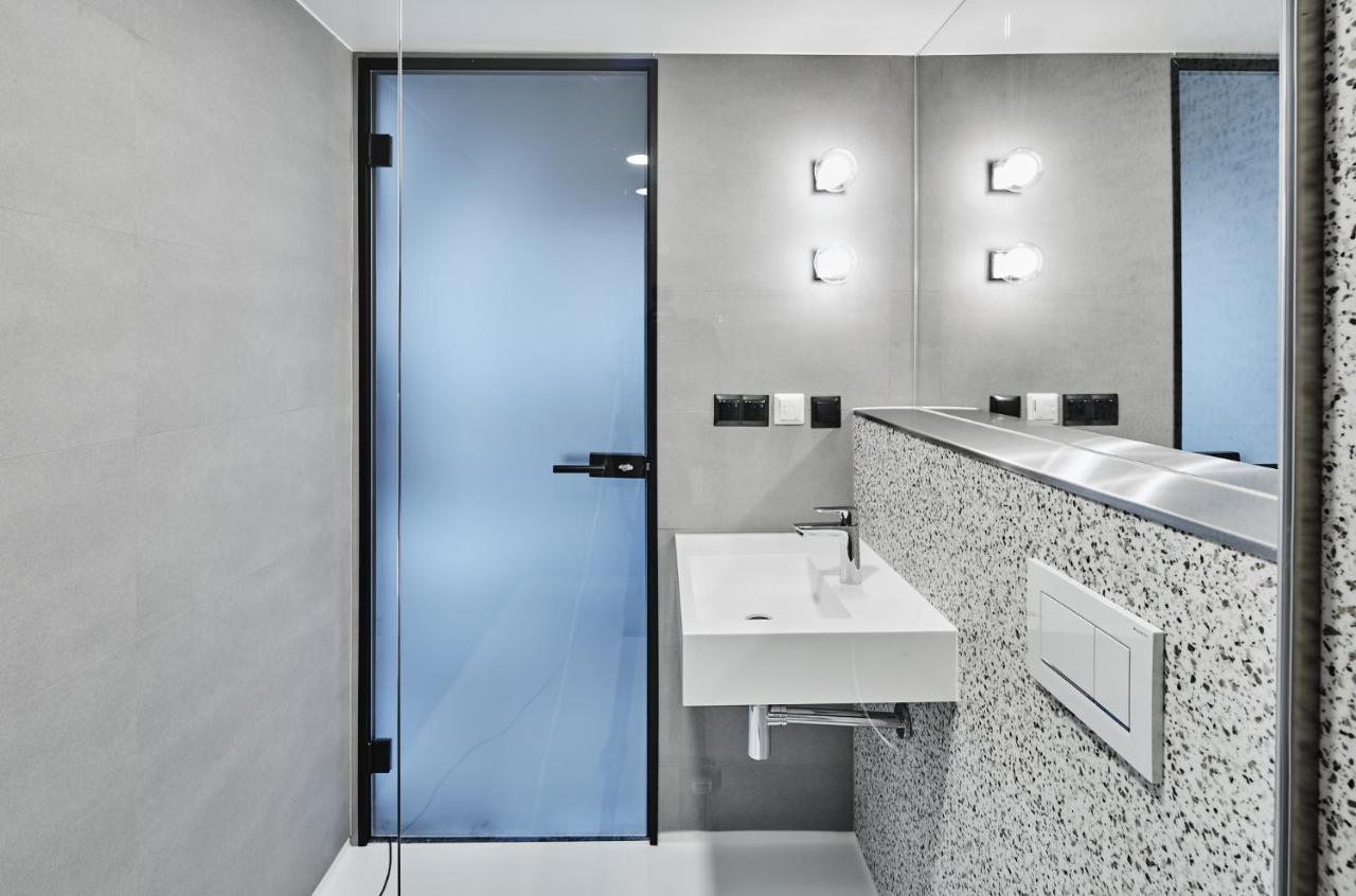 New Port - Premium Floating Aparthotel Krakow Bagian luar foto