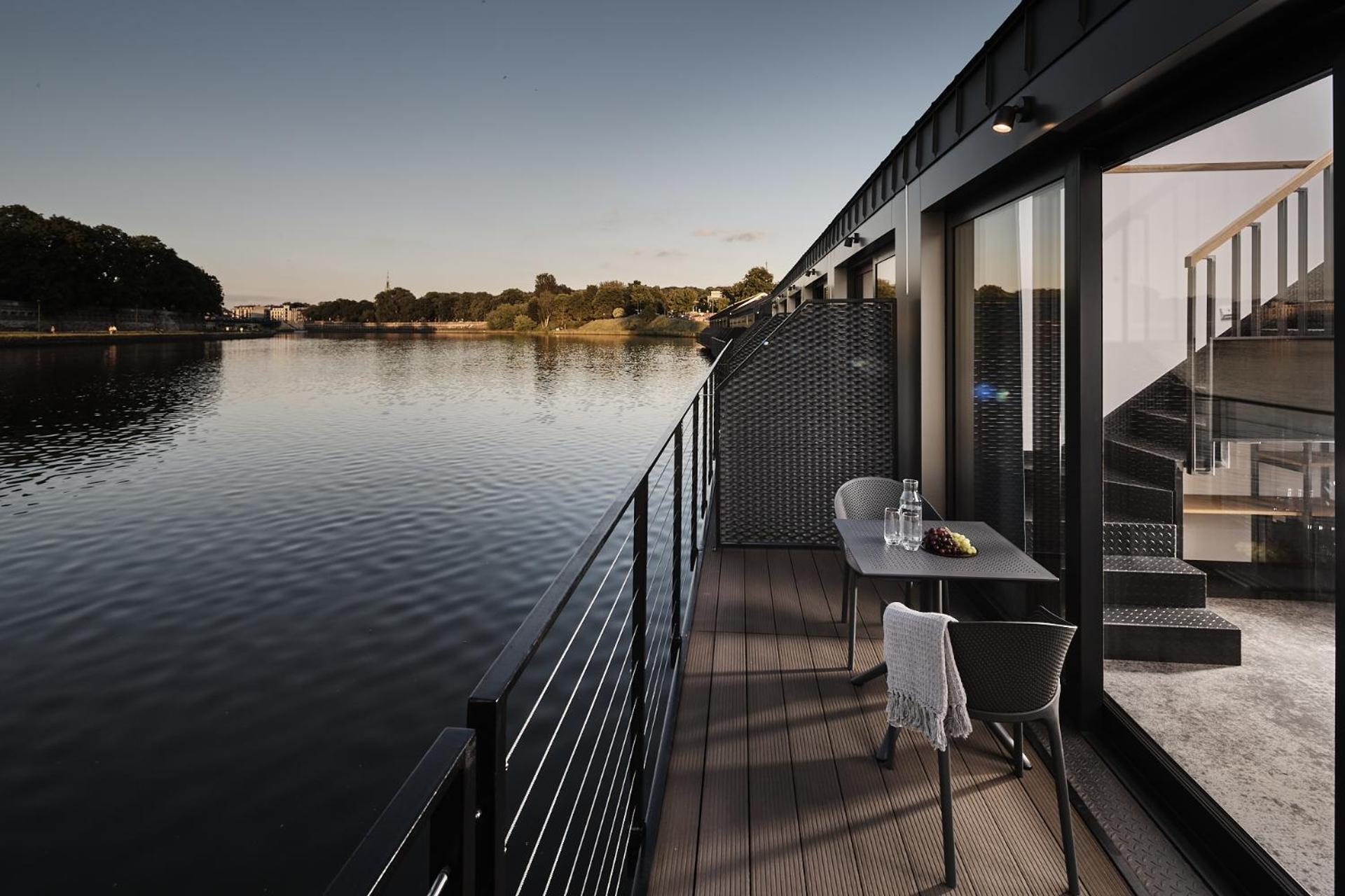 New Port - Premium Floating Aparthotel Krakow Bagian luar foto