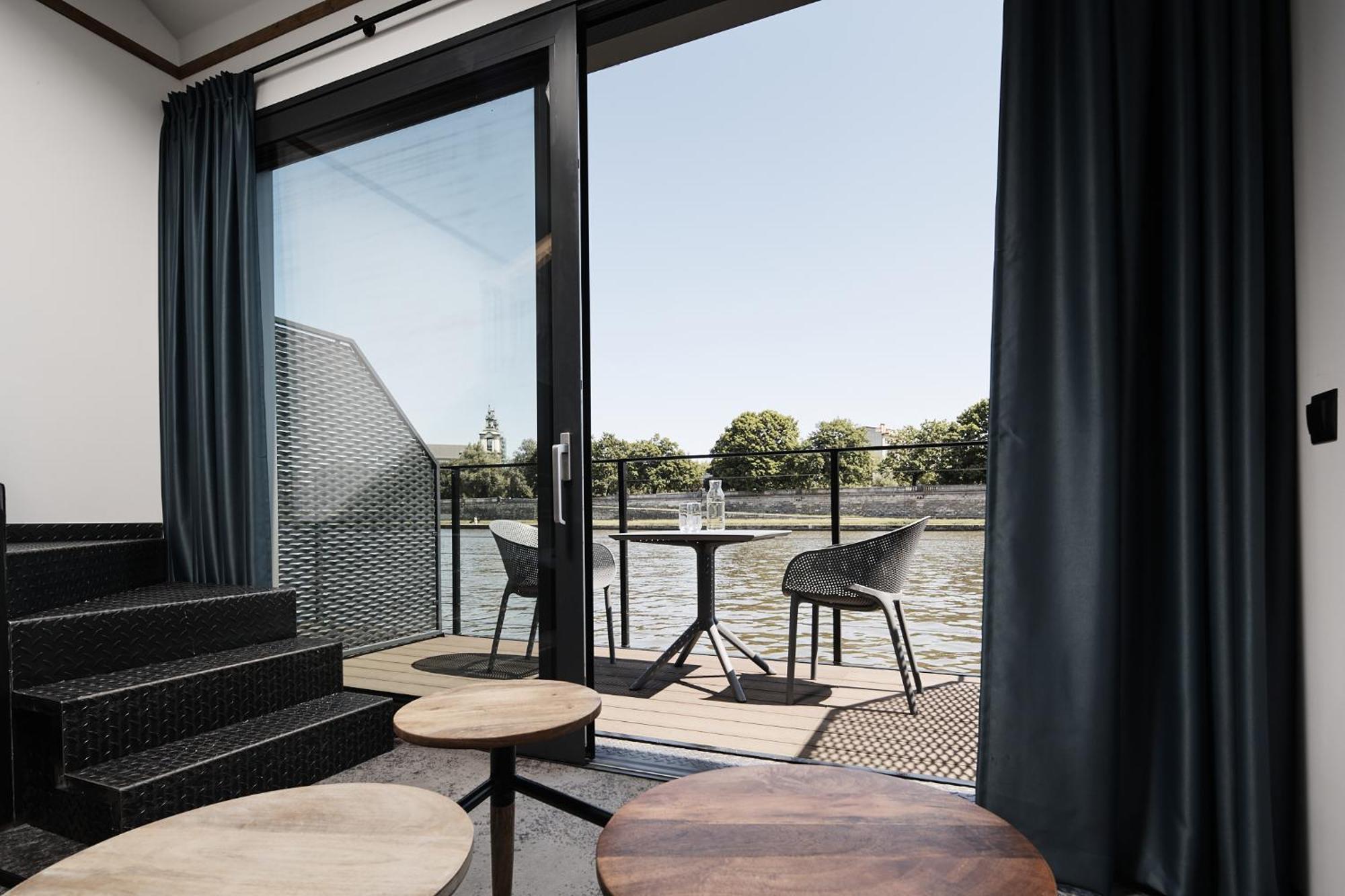 New Port - Premium Floating Aparthotel Krakow Bagian luar foto